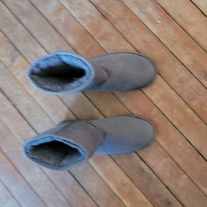 Almost new Bear paw boots.